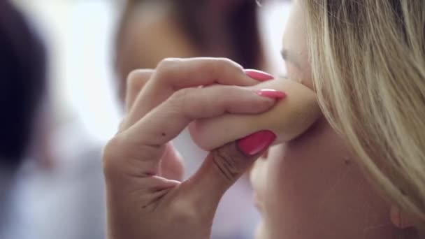 Makeup artist tillämpa foundation på ansiktet med hjälp av svamp — Stockvideo