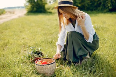 Yaz tarlasında güzel bir kadın