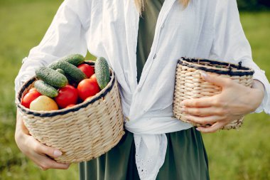 Yaz tarlasında güzel bir kadın