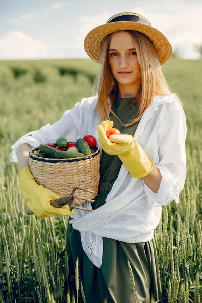 Wanita cantik di ladang musim panas — Stok Foto