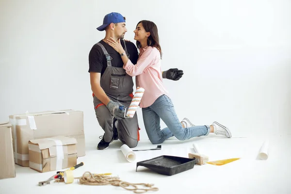 The young and cute family repairs the room — Stock Photo, Image