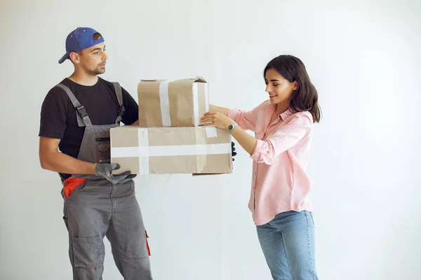 La familia joven y linda repara la habitación — Foto de Stock