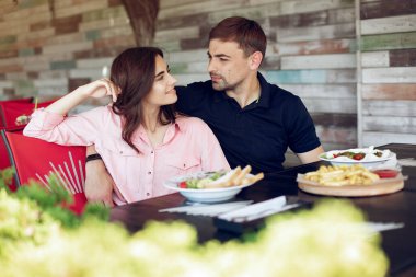 Yazlık kafede oturan güzel bir çift.