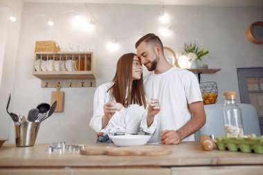 Güzel çift bir mutfakta yemek hazırlamak