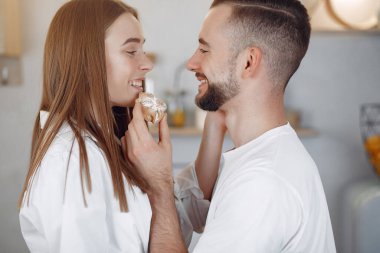 Güzel bir çift mutfakta vakit geçirir.