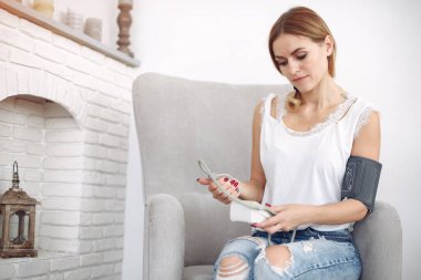 Kadınlar evdeki baskıyı ölçerler.