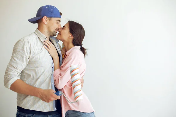 La familia joven y linda repara la habitación —  Fotos de Stock