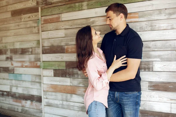 Hermosa pareja sentada en un café de verano — Foto de Stock