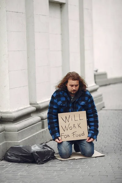 Homem sem-teto em uma cidade de outono roupas durty — Fotografia de Stock