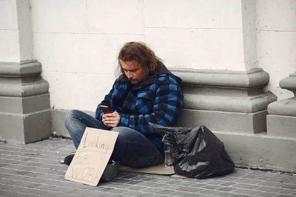 Bezdomovec v odolném oblečení podzimní město — Stock fotografie