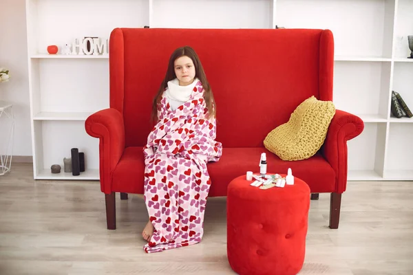 Bambina seduta a casa con il raffreddore — Foto Stock