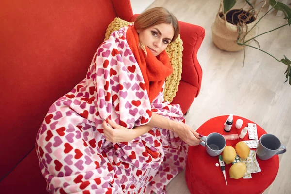 Vrouw zit thuis met een koude en het drinken van warme thee — Stockfoto