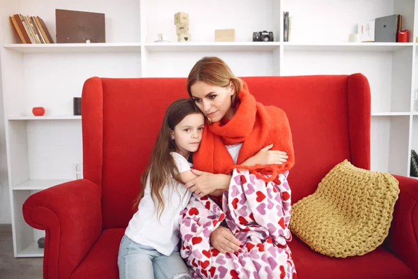 Tochter hilft Mutter bei Erkältung zu heilen — Stockfoto