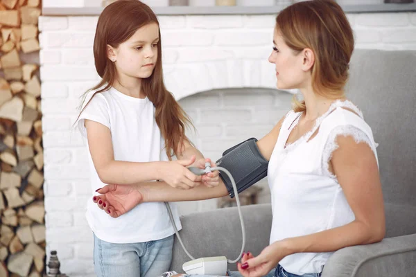 Kleine Tochter misst Druck auf ihre Mutter — Stockfoto