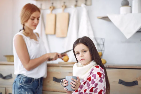 Mãe fazendo chá para sua filha doente — Fotografia de Stock