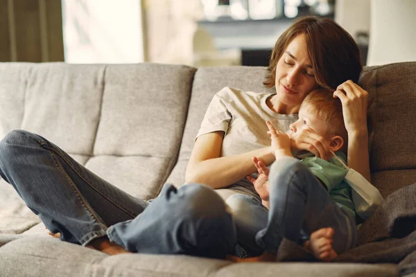 Mutter mit kleinem Sohn sitzt zu Hause auf Bürgschaft — Stockfoto