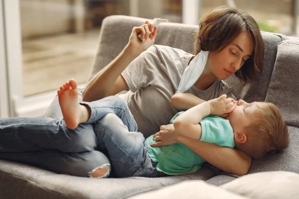 Mutter mit kleinem Sohn sitzt zu Hause auf Bürgschaft — Stockfoto