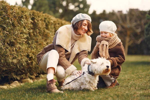 Madre con figlia cammina con un cane — Foto Stock