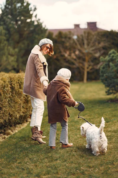 Moeder met dochter loopt met een hond — Stockfoto