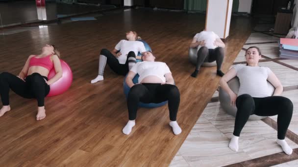 Les femmes européennes font des exercices rénaux avec des balles d'exercice et un instructeur — Video