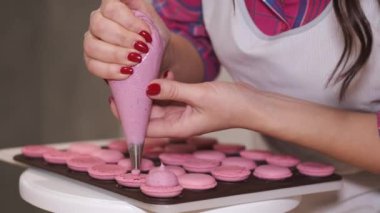 Gülümseyen bir fırıncı kadın makaron yapıyor.