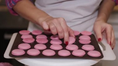 Güzel kadın pastacı mutfakta lezzetli makaronlar pişiriyor.