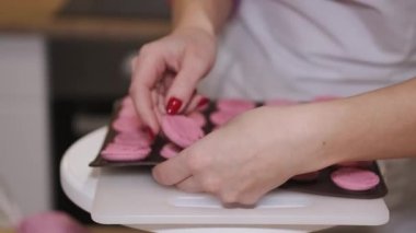 Güzel kadın pastacı mutfakta lezzetli makaronlar pişiriyor.