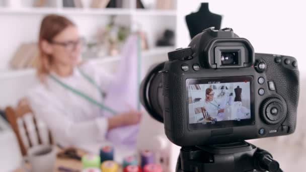 Una mujer sastre está filmando un tutorial de costura con una cámara — Vídeos de Stock