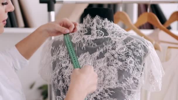 Femme tailleur mesure un modèle d'une belle robe — Video