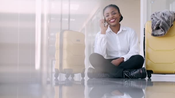 Mujer afroamericana está hablando por teléfono y sonriendo — Vídeo de stock