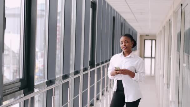 Afro-Amerikaanse vrouw wacht in een moderne hal — Stockvideo