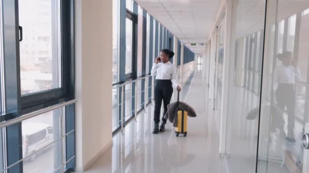 Mujer afroamericana está esperando con equipaje en el aeropuerto — Vídeos de Stock