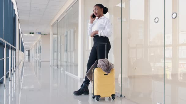 Mujer afroamericana está esperando con equipaje en el aeropuerto — Vídeo de stock