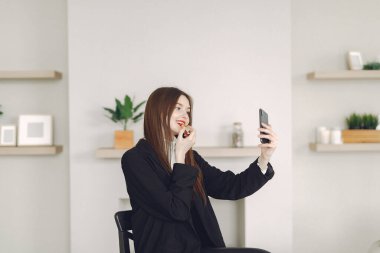 Kız evde makyaj yapıyor.