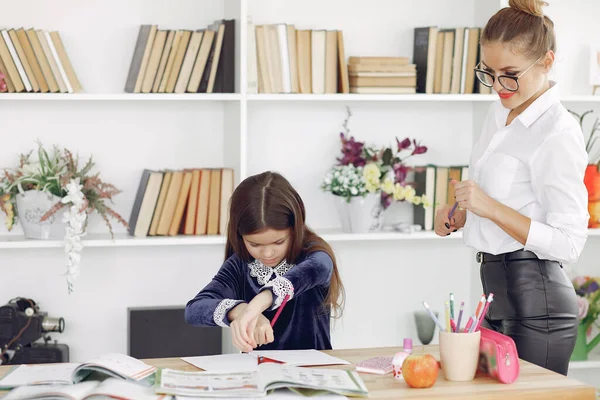 Učitel s litthe dívka studuje doma — Stock fotografie