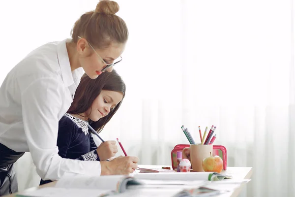 Tutor mit litthe girl beim Lernen zu Hause — Stockfoto