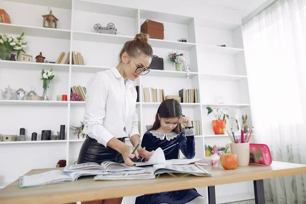 Tutor mit litthe girl beim Lernen zu Hause — Stockfoto