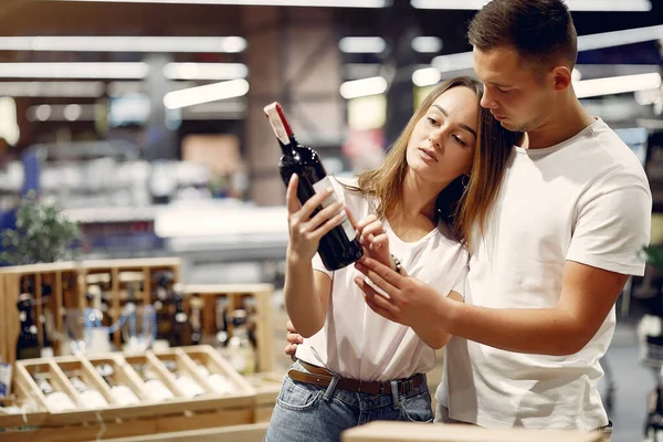 Jeune couple shoppong au supermarché — Photo