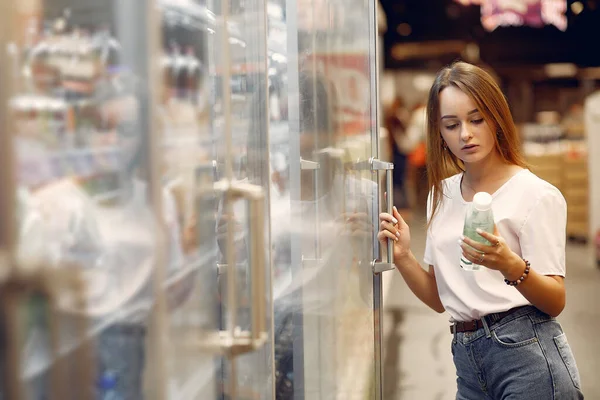 Mujer joven shoppong en el supermercado — Foto de Stock