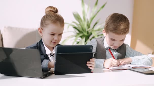 Studenti základních škol studují doma během karantény — Stock video