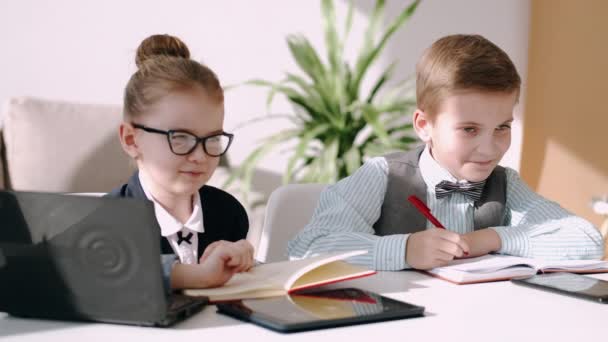 Gli studenti delle scuole elementari stanno studiando a casa durante la quarantena — Video Stock