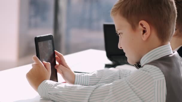 Kinderen studeren online met behulp van tech tools tijdens quarantaine — Stockvideo