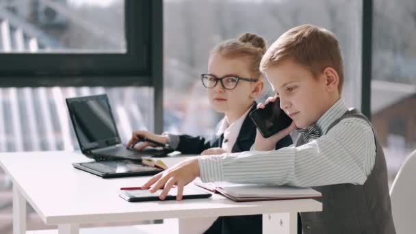Děti studují online pomocí technických nástrojů během karantény