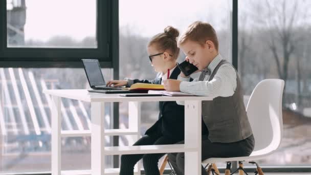 As crianças estão estudando online usando ferramentas tecnológicas durante a quarentena — Vídeo de Stock