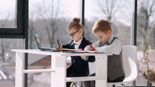 A gyerekek online tanulnak a karantén alatt technikai eszközökkel. — Stock videók