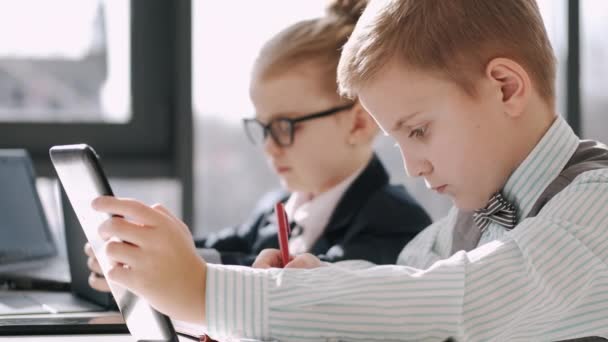 子供たちは隔離中にテクノロジーツールを使ってオンラインで勉強しています — ストック動画