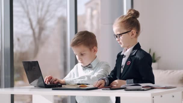 Barn studerar online med hjälp av tekniska verktyg under karantän — Stockvideo