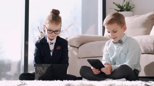 Les enfants de l'école primaire étudient en ligne à la maison pendant la quarantaine — Video