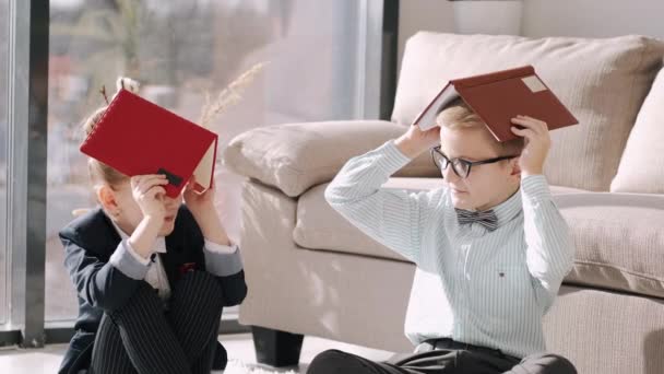 Kinder schreiben im Wohnzimmer in ihre Notizbücher — Stockvideo