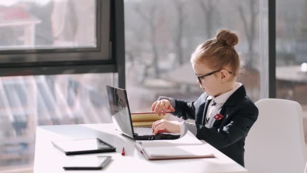 Basisschool meisje is op afstand leren thuis — Stockvideo